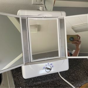 Dual sided makeup mirror with lights